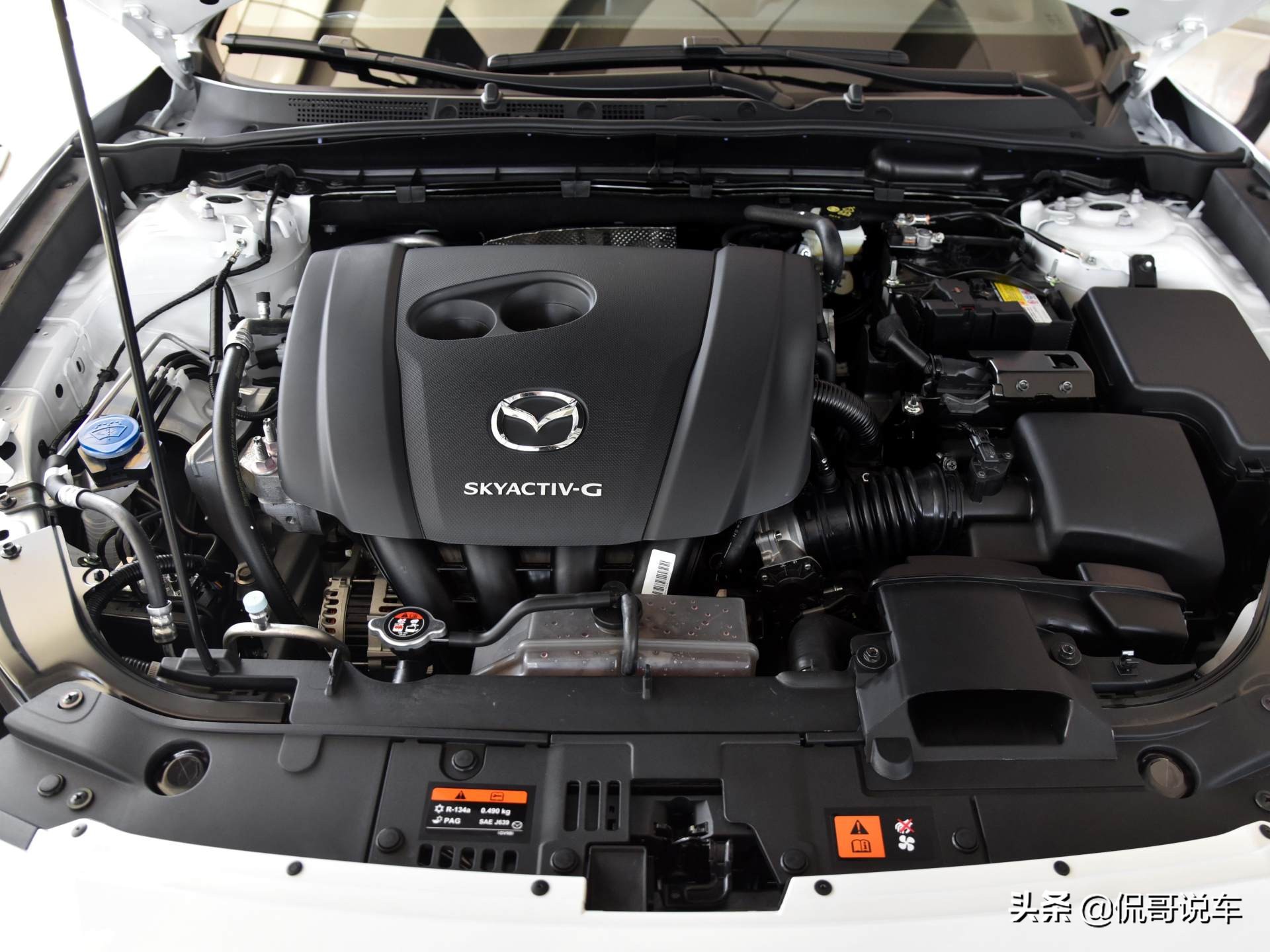 马自达cx-4蓝色路上行驶外观,颜值大提升马自达新款cx4官图发布