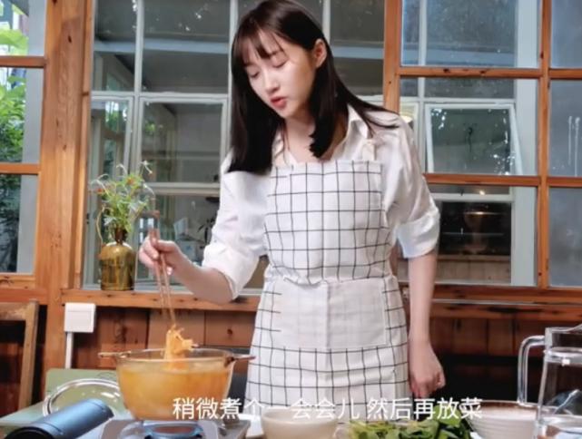 关晓彤螺蛳粉正宗做法,关晓彤蔬菜三明治用的什么生菜