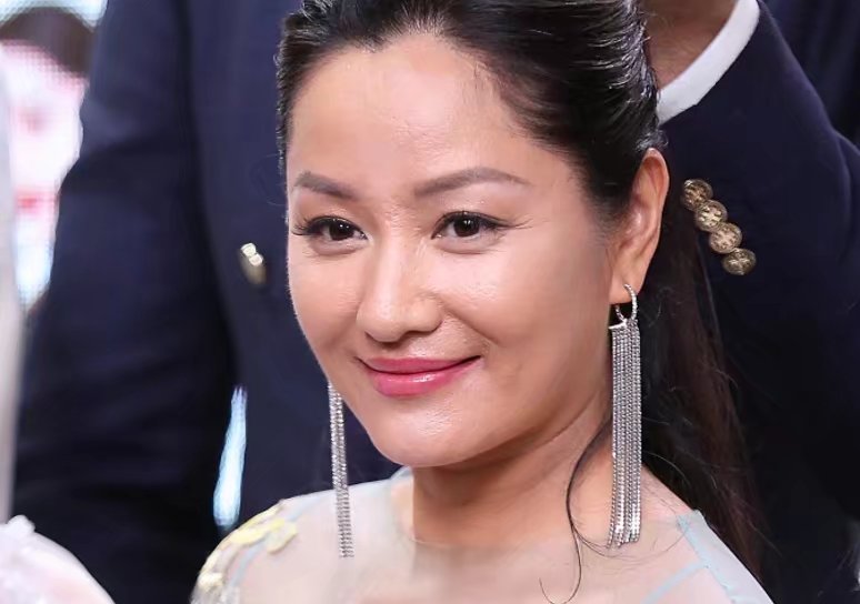 瞿颖近照，皮肤粗糙法令纹明显还发福严重，似老了十岁