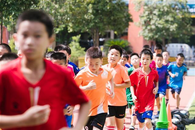 小学生暑假足球封闭训练营,炎炎夏日儿童足球训练