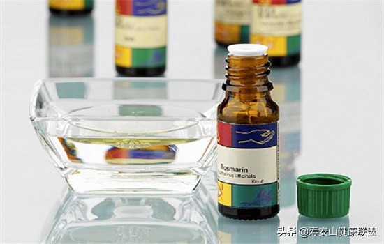 迷迭香精油的功效与作用及怎么使用,迷迭香精油的功效与作用图片