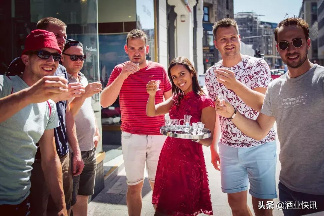 外国人喝酱香型茅台,德国人感受中国美食