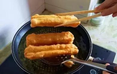 炸油条的小苏打就是食用碱吗,小苏打和食用碱和面能炸油条吗