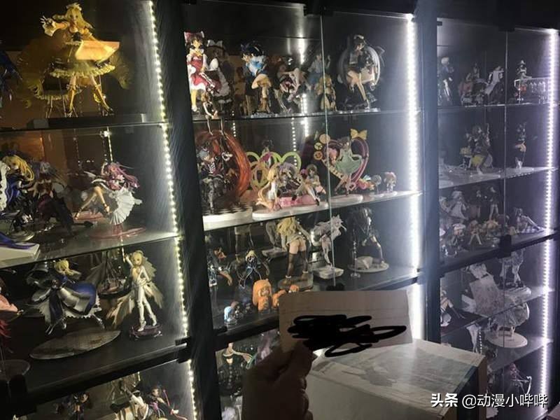 阿宅收藏被“公开处刑”，“老婆”折断只是初级，连遗物都要遭殃