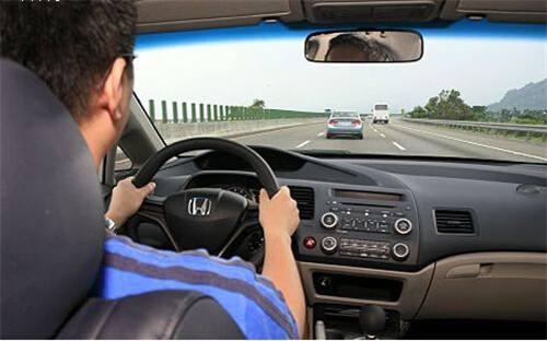 油箱报警灯亮起还能跑多远,汽车油箱报警灯亮了还能跑多远