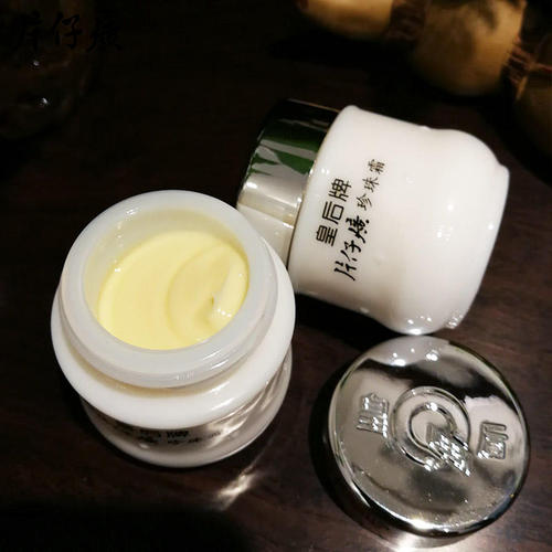 女人皮肤发黄暗沉怎么调理,皮肤暗黄暗沉用什么护肤品37岁女