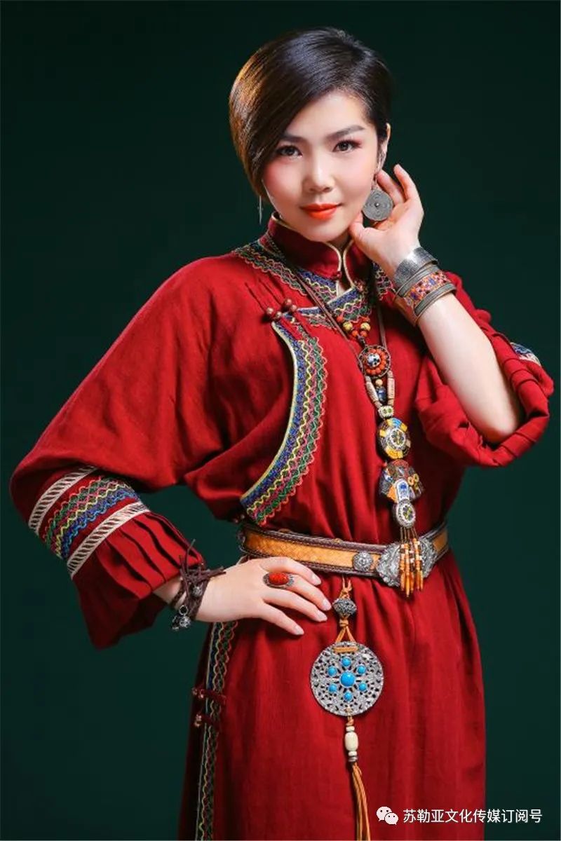 草原上有朵“疯狂的花”——记草原新派歌手苏勒亚其其格