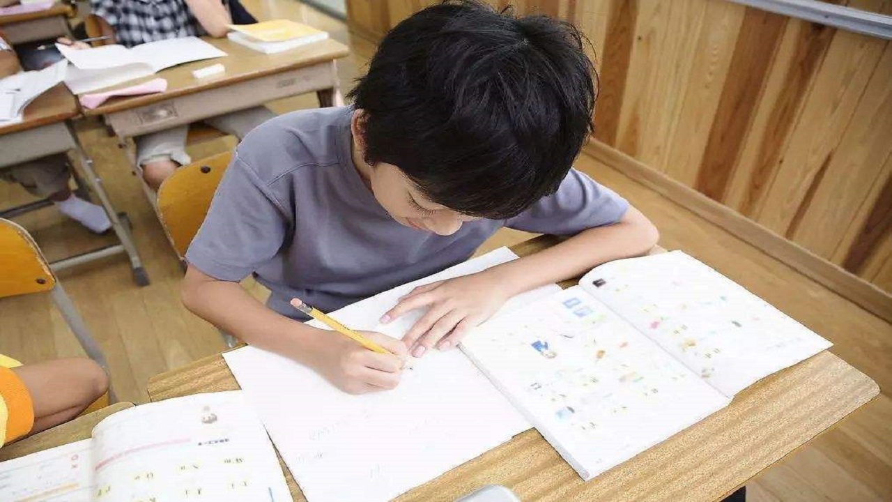 发现孩子抄作业家长应该怎么处理,发现孩子抄别人作业怎么教育