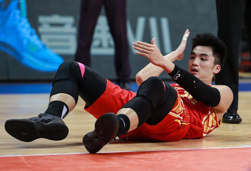 次战2分6犯离场，3次三分线外鲁莽犯规，送对方3+1杀死比赛