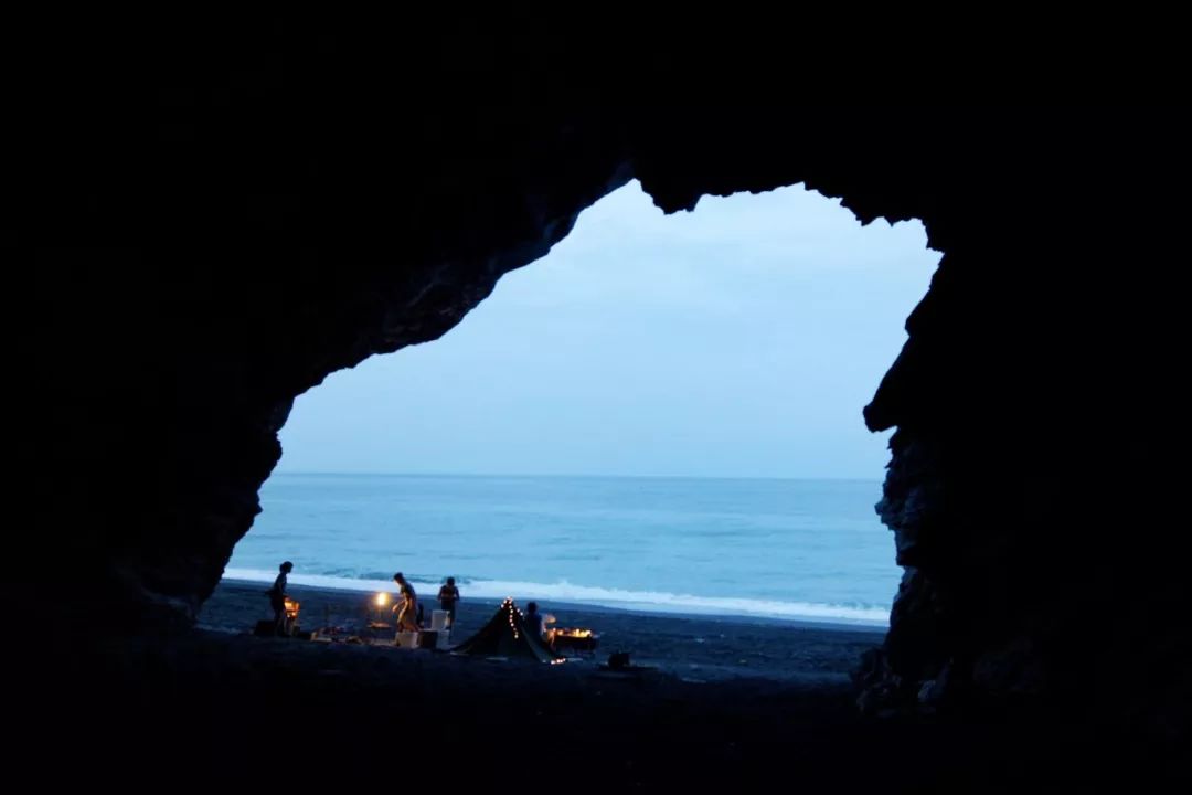 他把工作丢着，专找美景荒地吃饭：这是一天最好的时候