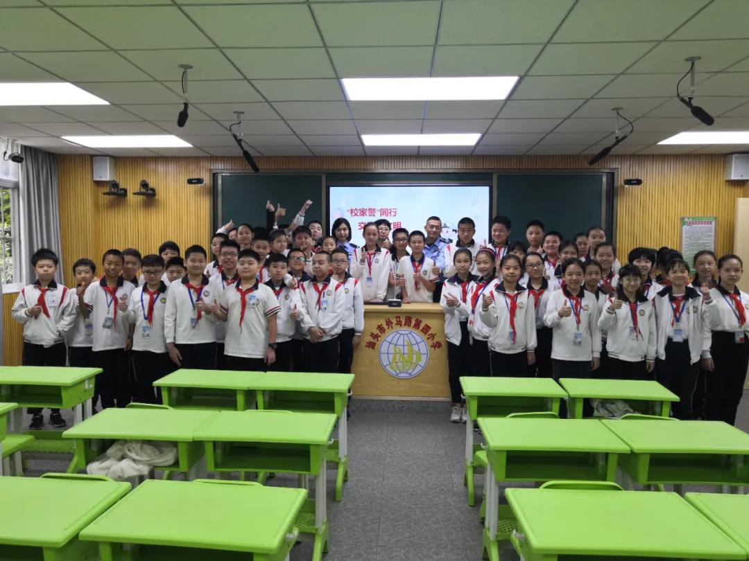 警花带你学交规哪4个时间要记住,警花带你学交规上学请走斑马线