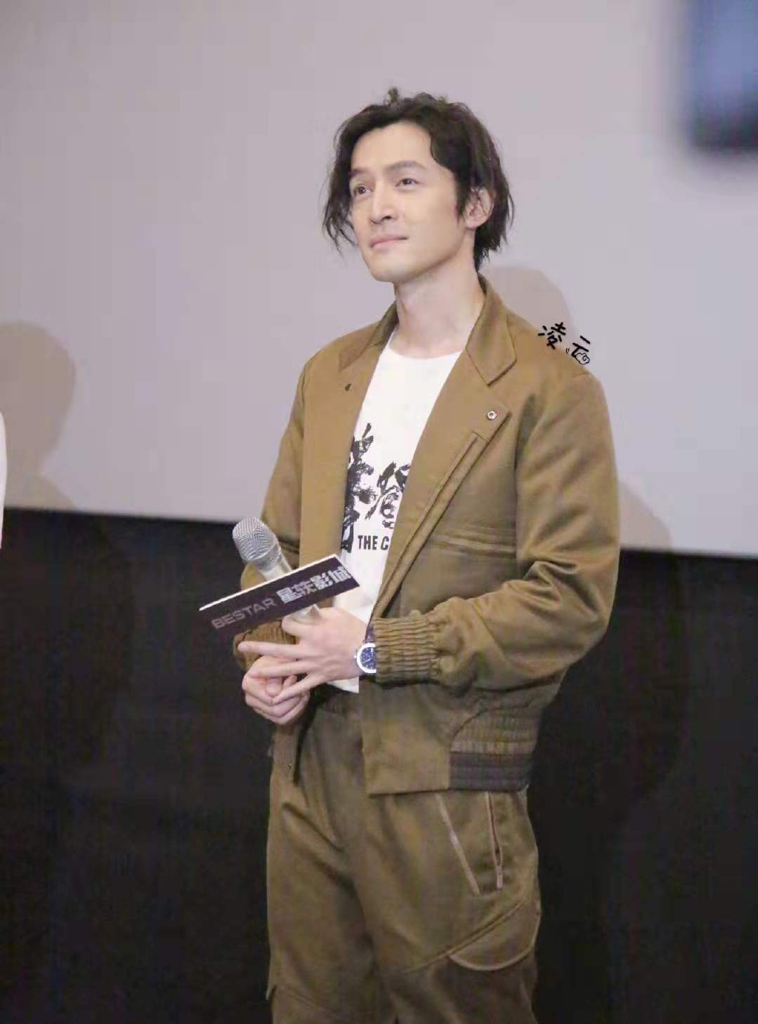 37岁胡歌长发换板寸头男人味,36岁胡歌终于换新发型