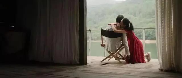 女子为艺术献身全裸出镜，身材火热