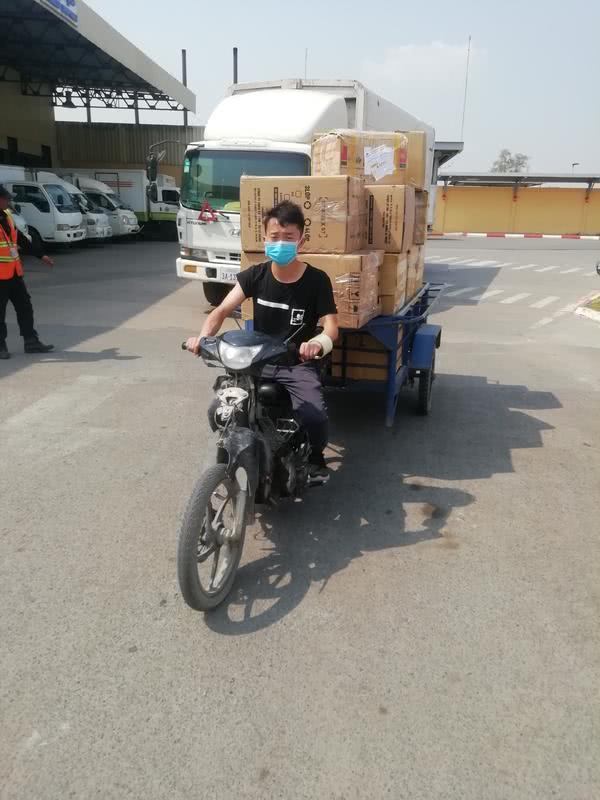 “人肉”从柬埔寨带回300多万只口罩，跨境采购者每天只睡3小时