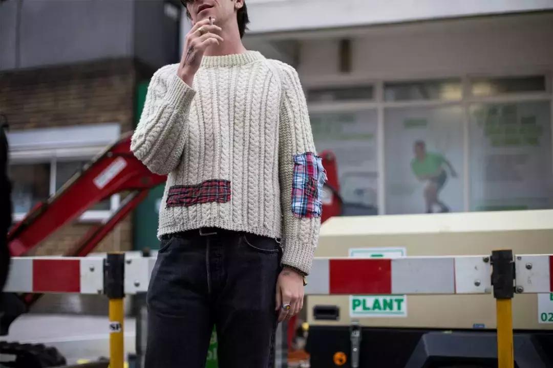 毛衣是冬季的基础单品,毛衣要更适合寒冬