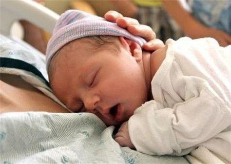 剖腹产宝宝自己从肚子里爬出来？分娩的时候宝宝和你一起在努力