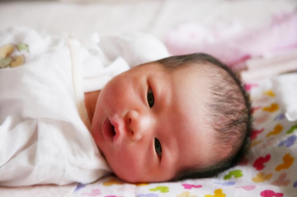 小宝宝头发“竖着长”，像极了“*债讨**鬼”，父母可有罪受了