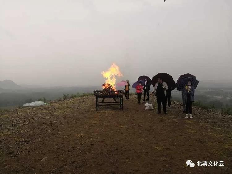 朝阳市第二届蒙古族传统节日“敖包节”暨成吉思汗诞辰858周年纪念仪式在马友营蒙古族乡泉涌山风景区举办