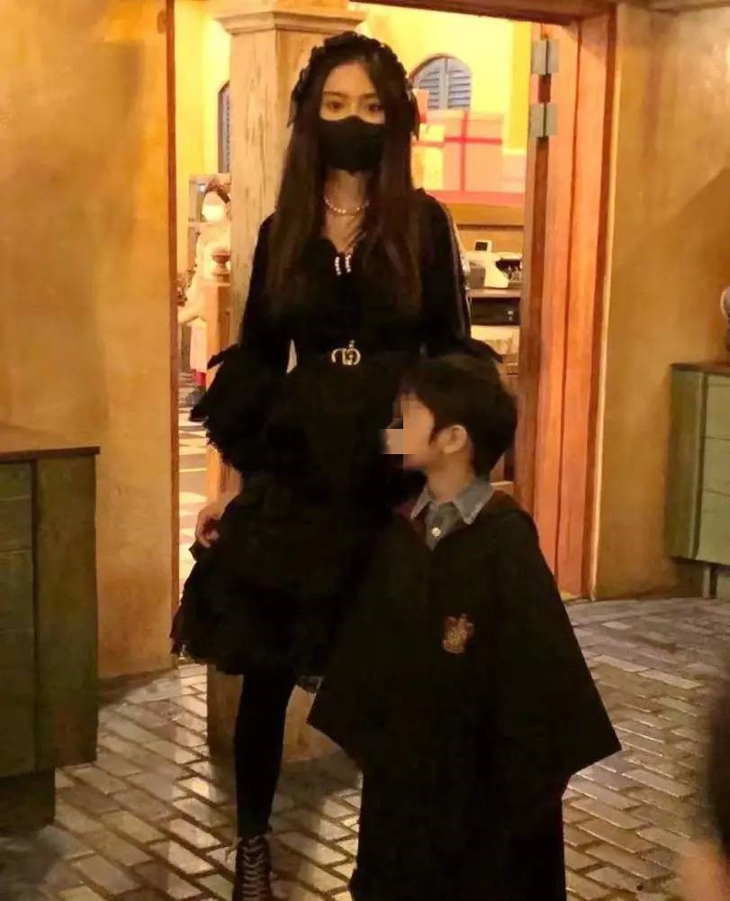 Baby独自带儿子过万圣节,小海绵五官神似黄晓明,母子玩游戏气氛温馨