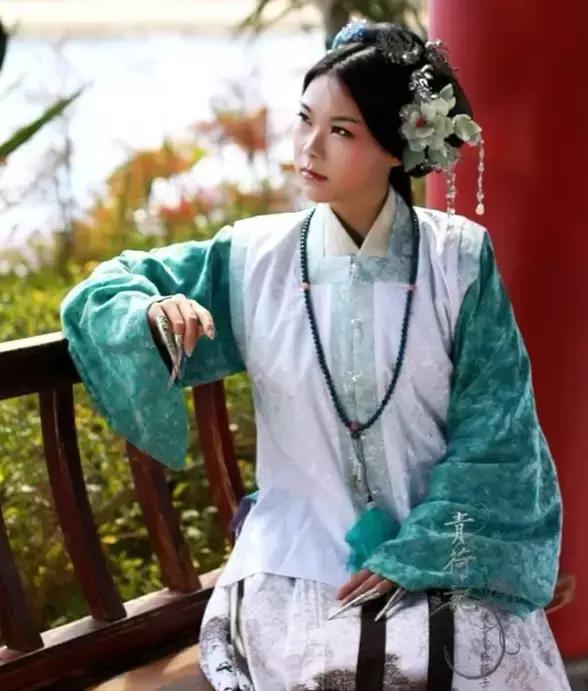 她用传承四千年的錾花技术，复原了红楼首饰