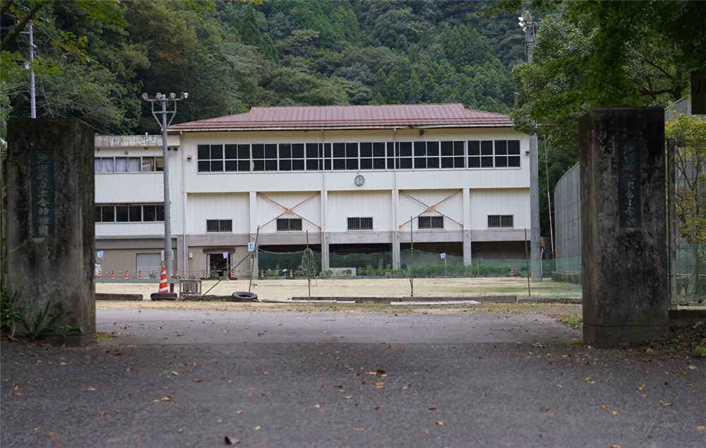 80后小伙回荒废十年的农村大学,80后小伙回荒废10年农村大学