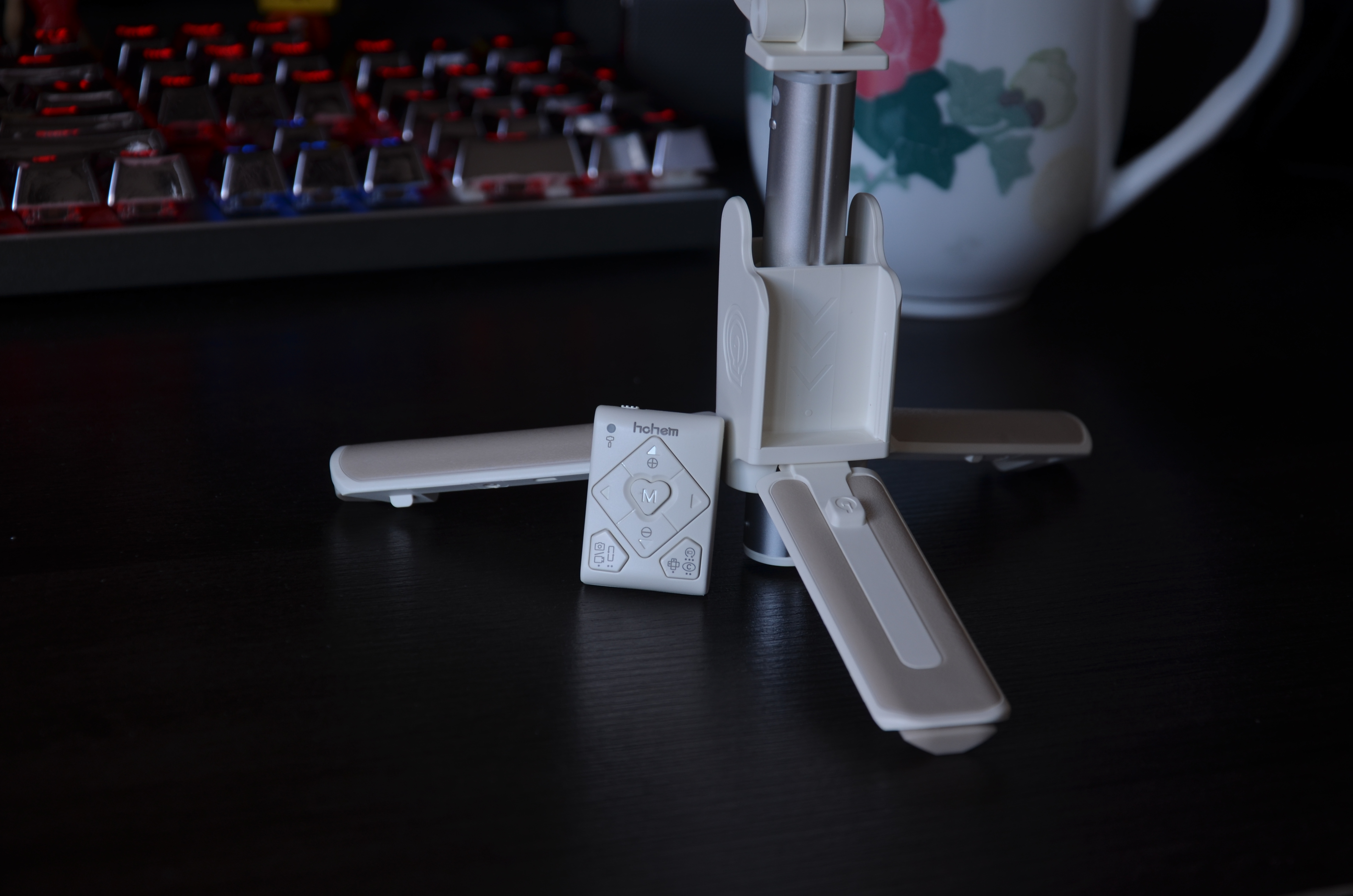 是自拍杆、三脚架，遥控卡菲、也是稳定器——浩瀚小Q智能稳拍杆