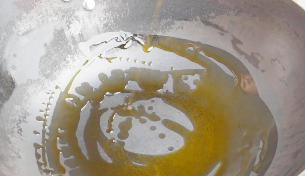 超简单的方法让铁锅不生锈不粘锅,生锈的铁锅别扔了学会这个小窍门