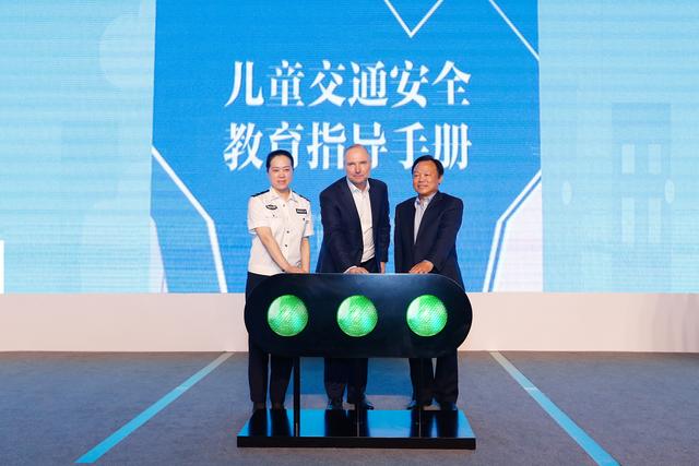 以行动践行初心用担当诠释使命,以行动践初心以实干显担当