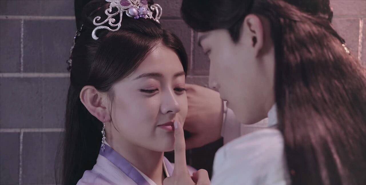 一人分饰三角片段,一人分饰多角电视剧吻戏