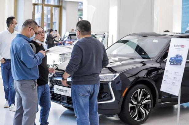 华为出圈“求生存”：卖车、卖化妆品，还带着鸿蒙2.0回来了