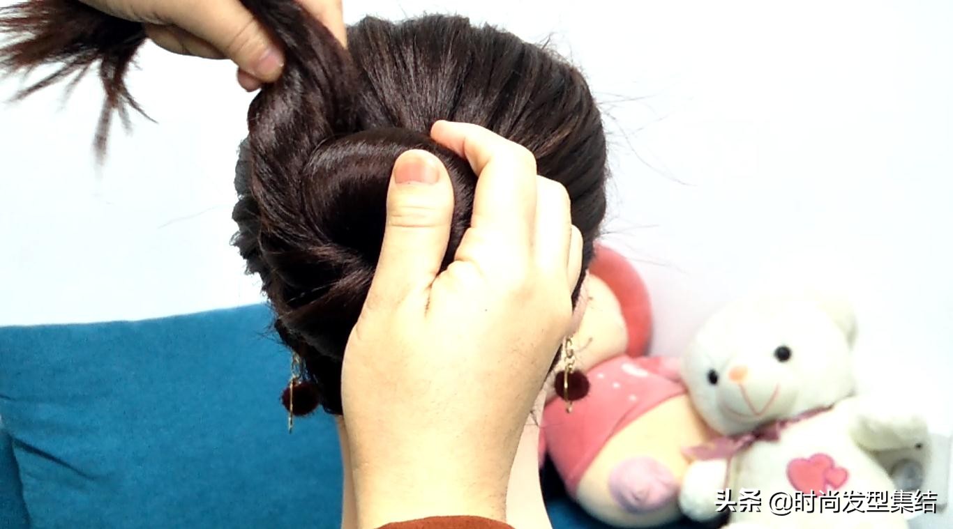 气质丸子头的简单扎法蓬松中长发,俏皮丸子头的简单扎法中长发