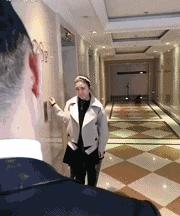 这只鹦鹉一直以为他是一只猴,所以每天都在重复做这个动作