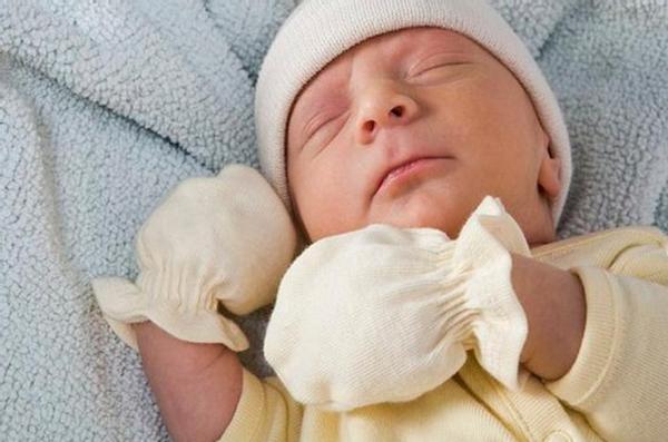 刚出生的宝宝剪指甲剪到肉怎么办,初生婴儿指甲抓破脸