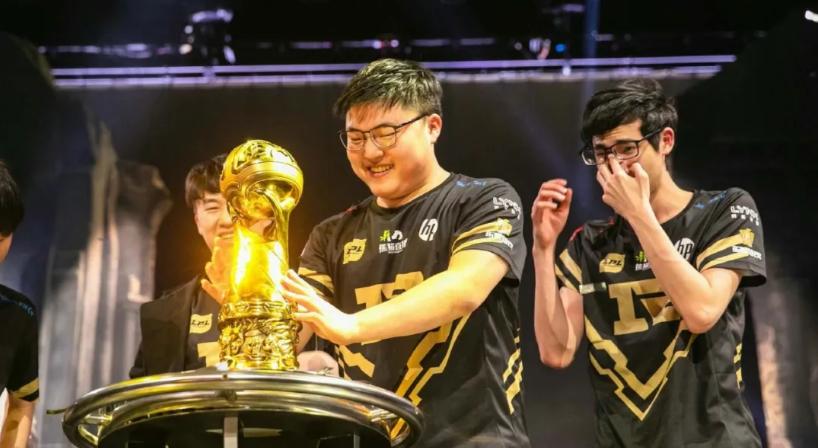 背负骂名，8年身价超5000万！23岁的“网瘾少年”，值得一句认可