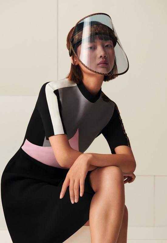 “中国大妈”引领世界潮流,LV再次模仿推出防晒面罩