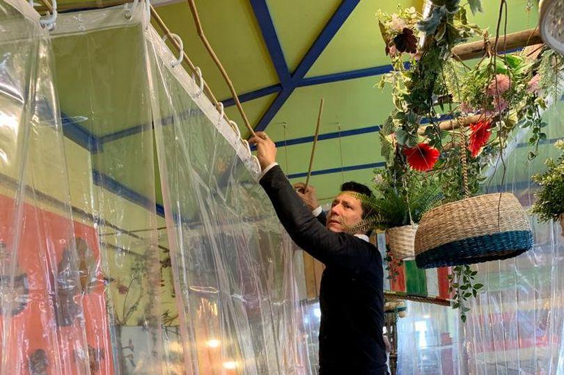 日子难熬,英国老板为重开咖啡馆,店内加装透明塑料帘子做隔断