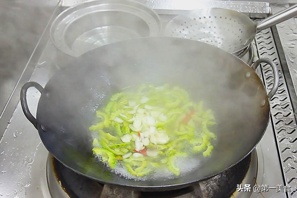 怎样炒苦瓜才能不苦,怎样炒苦瓜好吃又好看窍门