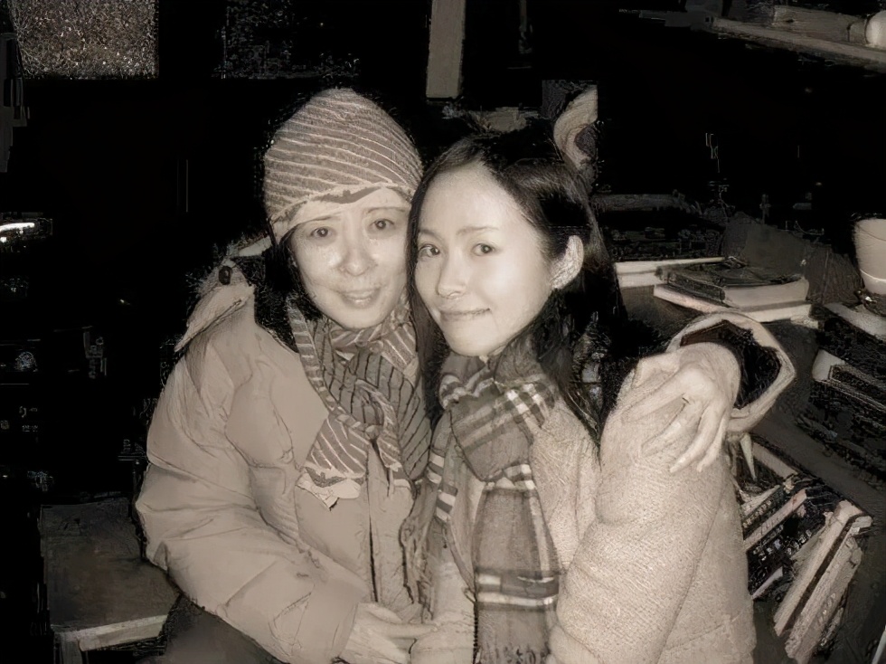 她是“第一经纪人”,曾捧红80多位明星大腕,却捧不红自己儿子