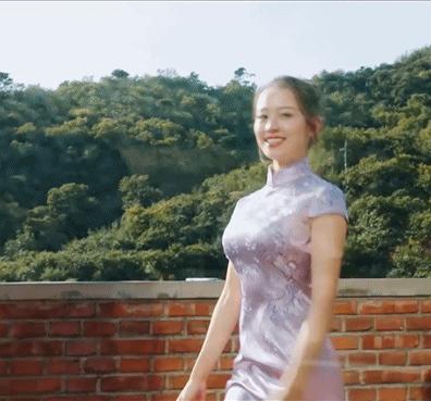 胸大女孩时髦起来真hold不住！看混血吉娜·爱丽丝就知道了