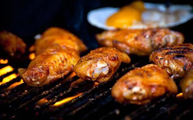 摆摊卖烧烤一天收入多少,新手摆摊做烧烤一个月能挣多少钱