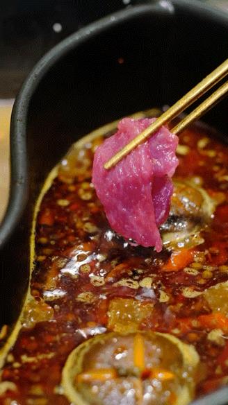 东莞首家火锅+烤肉一体涮就在万江家汇城，几百人排队等着吃