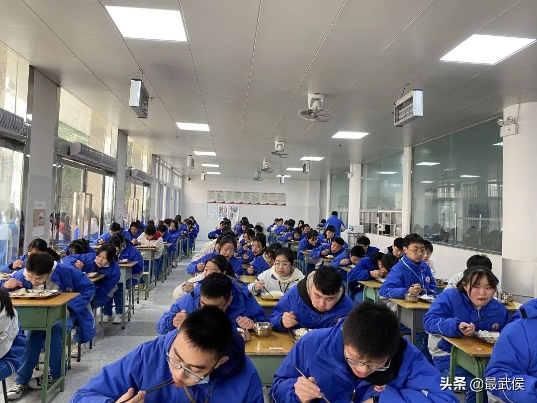 孩子开学生活步入正轨视频,开学后的校园生活