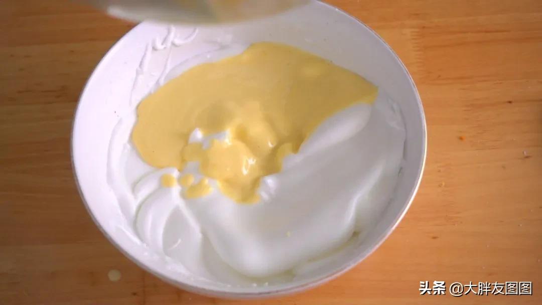 酸奶蛋糕制作教程零基础,比豆腐脑还嫩滑的酸奶蛋糕