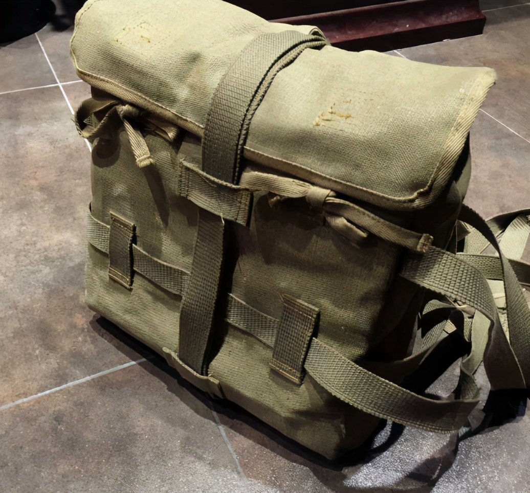 二战日军打仗都背着背包,二战日军背包是怎么背上去的