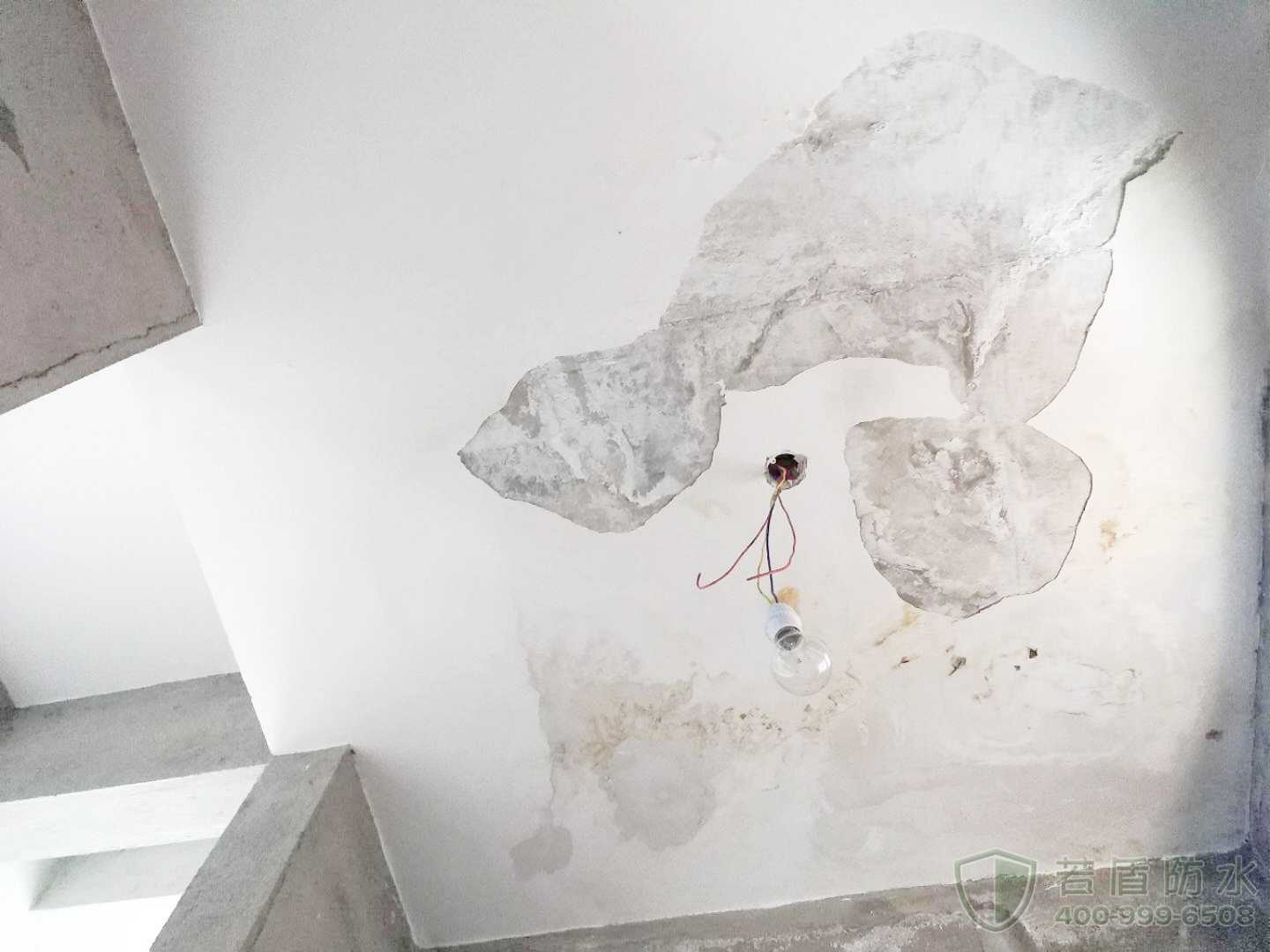 厕所漏水到楼下怎么处理小视频,厕所马桶漏水漏到楼下