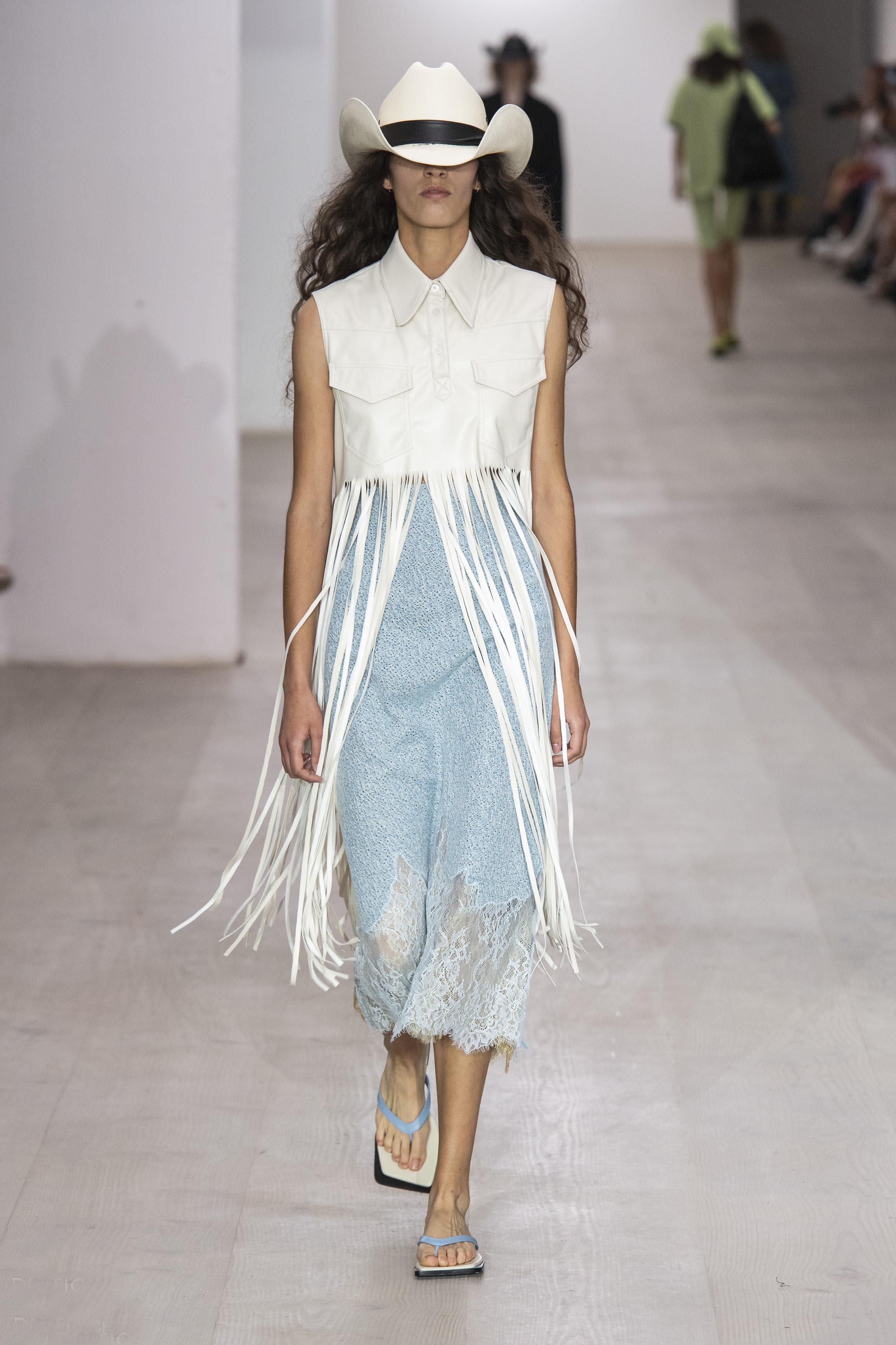 2023秋冬上海时装周秀场设计,2021巴黎高定时装周秀场