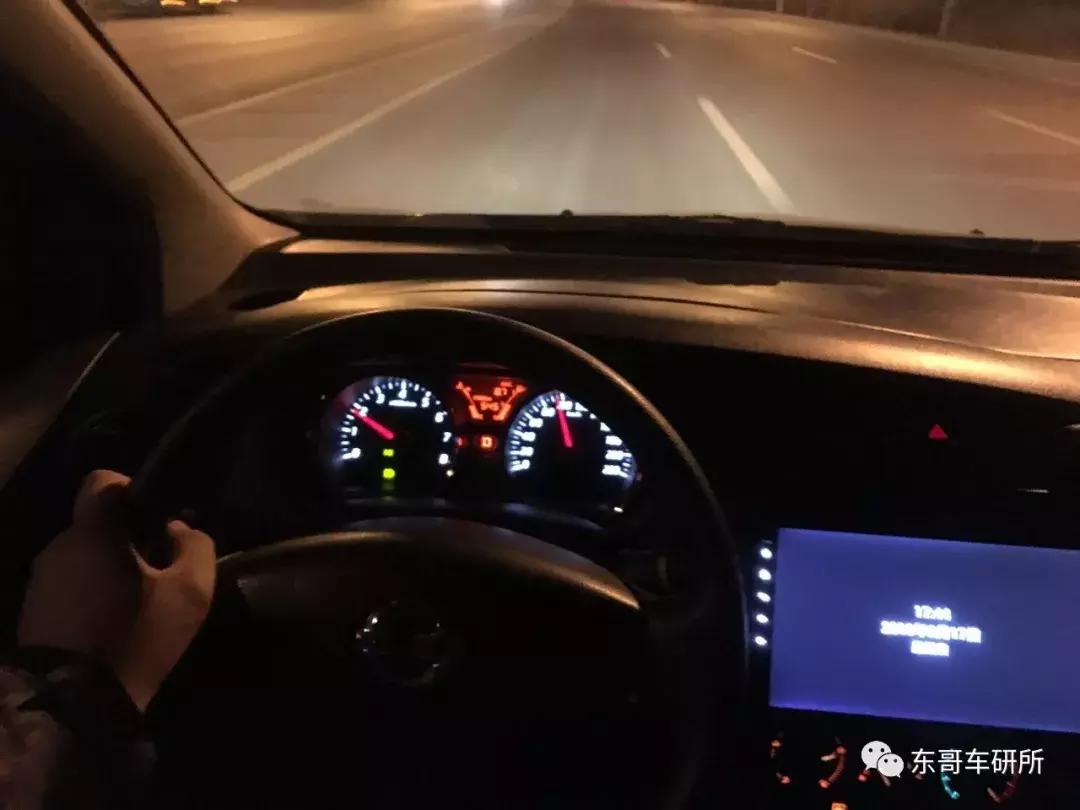 尼桑骊威满载拉货,日产骊威二手车拉人拉货两不误