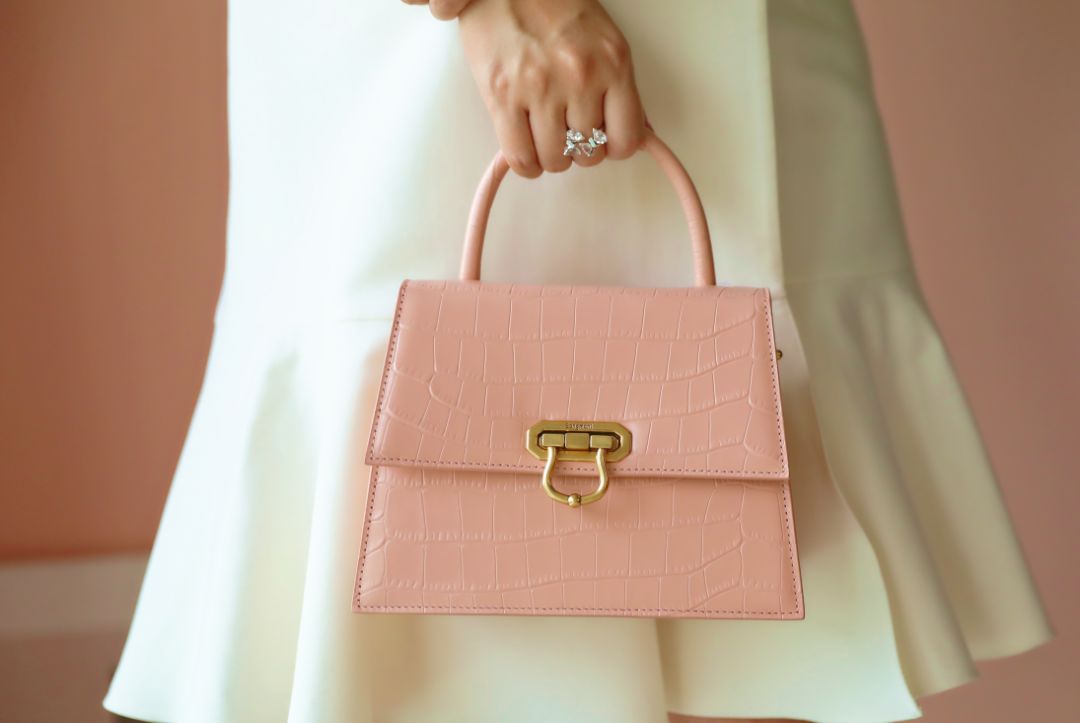 鼠年的女人买什么色的包包好,大牌鼠年限量款包包