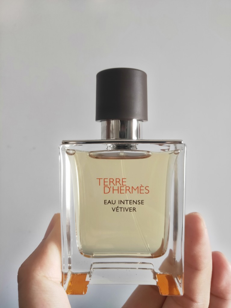 范思哲和爱马仕大地香水哪个好闻,跟爱马仕大地一个级别的女士香水