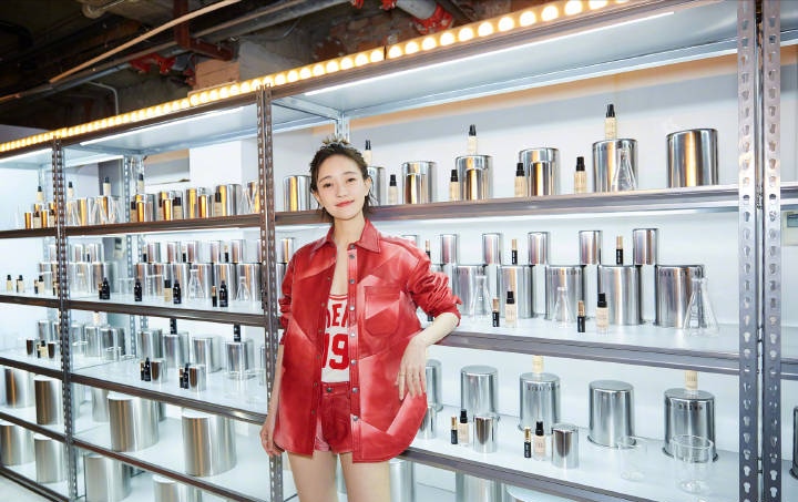 焦俊艳刚发视频,焦俊艳穿黑色吊带服